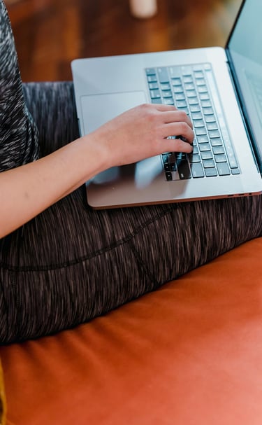 Ordinateur portable sur les genoux