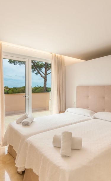 Dormitorio con baño en suite