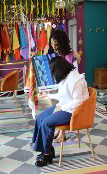 Consultora de imagem e cliente fazendo o teste de coloração pessoal