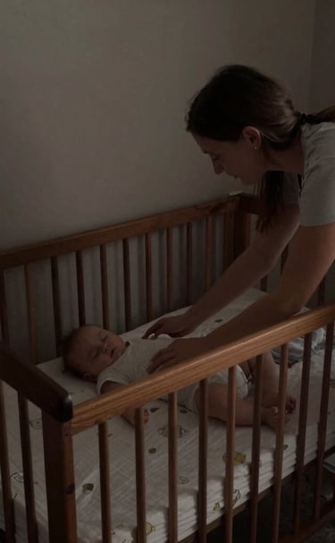 Close-up of the ebook cover titled 'Chega de noites em claro' displayed on a smartphone screen.