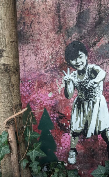 Street art stencil mural of girl in Hamburg / Street Art Schablonen Wandbild eines Mädchens in Hamburg