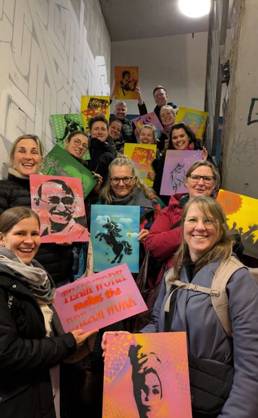 Company workshop Gängeviertel Hamburg group holding artworks / Firmen Graffiti Workshop Gängeviertel Hamburg Gruppe Kunst