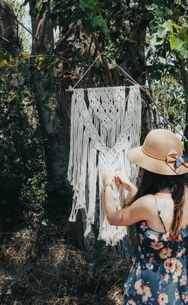 mujer-haciendo-macrame