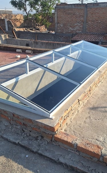 Instalación de domo de policarbonato con diseño inclinado.