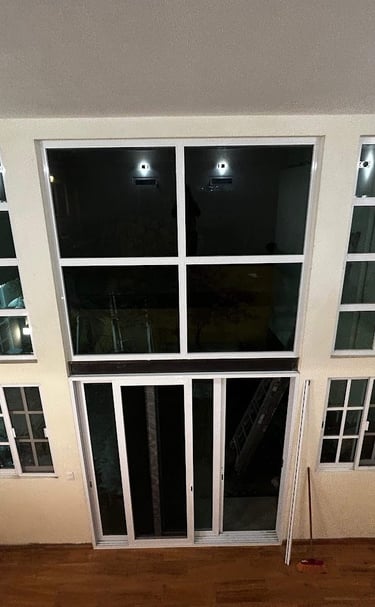 Fachada de vidrio y aluminio para residencias modernas