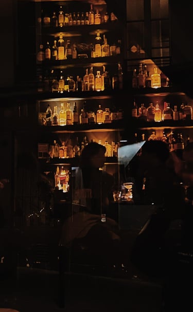 speakeasy cocktail bar atmosphere in oberkampf paris