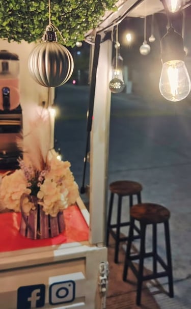 la barra móvil de Sibarita iluminada en un evento nocturno en época navideña