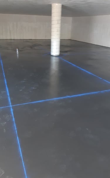 Hormigón pulido en gris pizarra con acabado brillante, ideal para espacios interiores industriales y comerciales.
