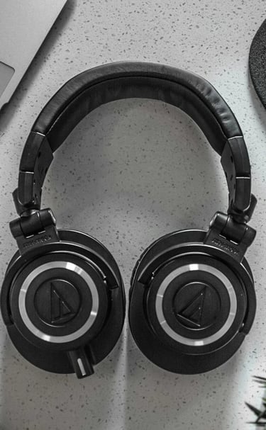 audifonos inalambricos encima de una mesa