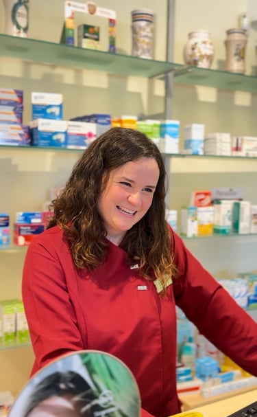 Ana Salvá Rosselló atendiendo a los clientes en la farmacia gomila