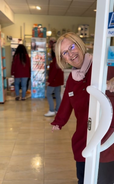 Margarita Rosselló Gomila abriendo la puerta de la farmacia gomila