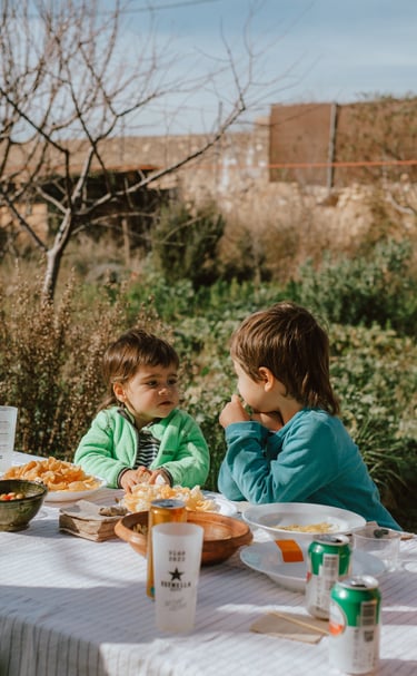 Espai ideal per a nens, parc infantil, espai per a jugar lliures, animals, natura, plans amb nens