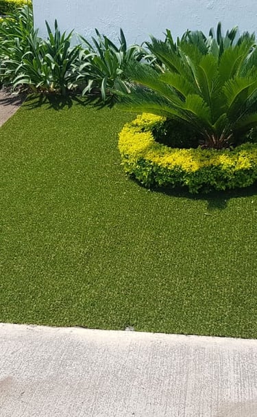 Pasto sintético verde instalado en un jardín residencial en Guadalajara