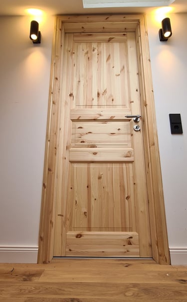 Instalación de puerta de madera maciza en vivienda reformada en Mallorca por ZEGA