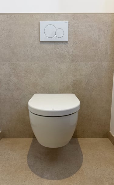 Instalación de inodoro eficiente en baño reformado en Mallorca, obra realizada por ZEGA