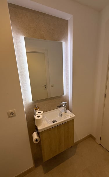 Renovación completa de aseo moderno en Mallorca con acabados profesionales y limpieza post obra. Instalación de inodoro efici