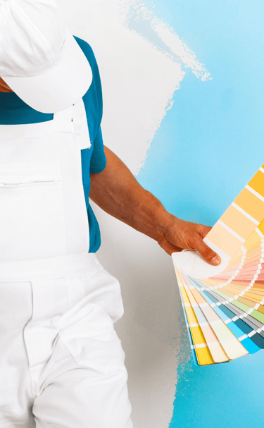 Pintor con una carta de paleta de colores.