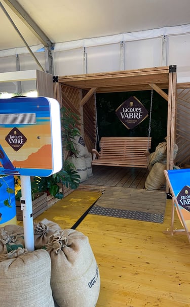 Photobooth Transat Jacques Vabres avec photocall mur végétalisé et banc en bois suspendus