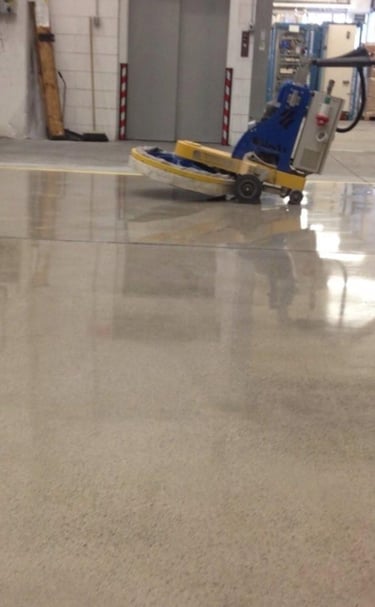 Traitement béton, ponçage et résines décoratives - solutions DG Services pour sols industriels & des