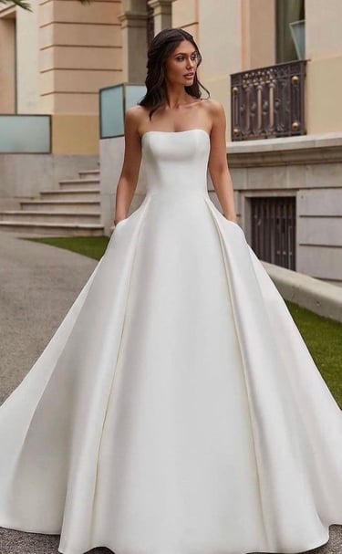 belle mariée portant une robe de princesse ave des poche