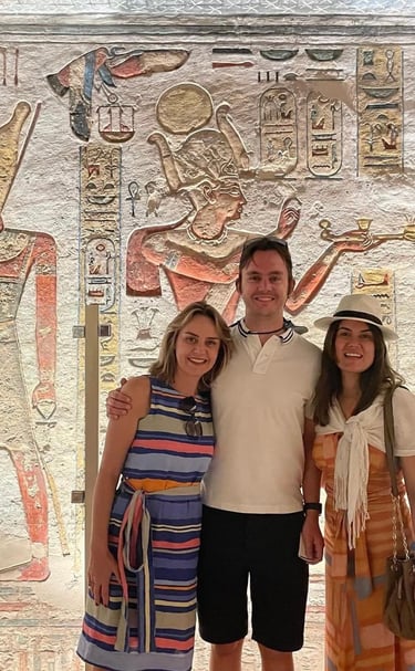 Valle de los Reyes en Egipto visitando tumbas con escenas del Libro de los Muertos, tour guiado por Hadi de ViajaEgipto.com.
