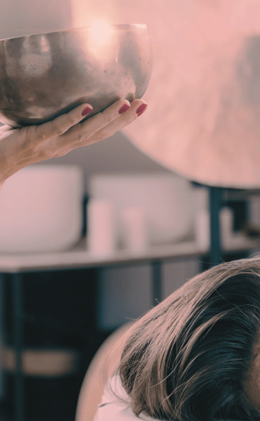 Femme en séance de relaxation sonore aux bols tibétains - Nathalie Collet Voix Son Vibration