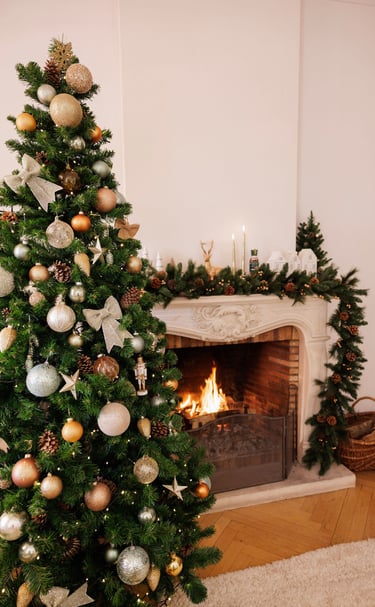 sapin de noel décoré dans des teintes ivoires et dorées devant cheminée