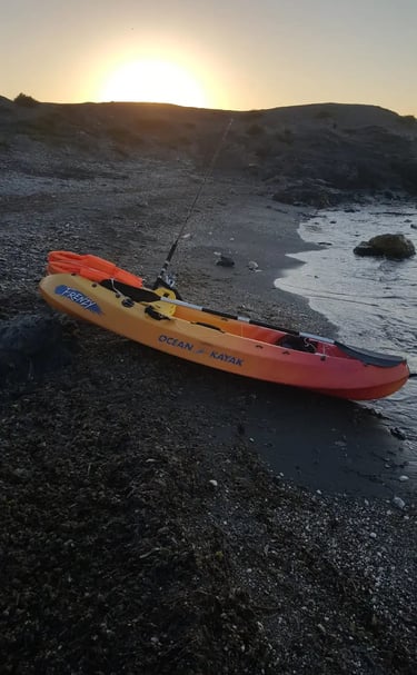 kayak situado en la playa de mojacar preparado para pescar