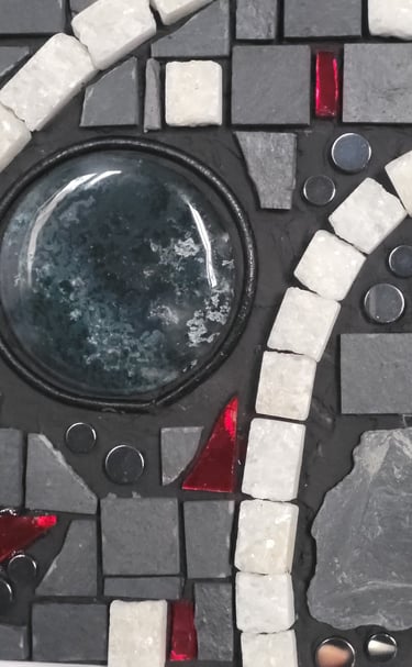 Détail d'une mosaique faite main : pierre d'agathe mousse, marbre blanc 