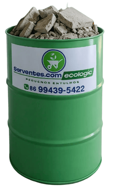 Tambor ecológico verde da Serventes Coleta de Entulho cheio de resíduos e tijolos, ideal para coleta de pequenos entulhos em