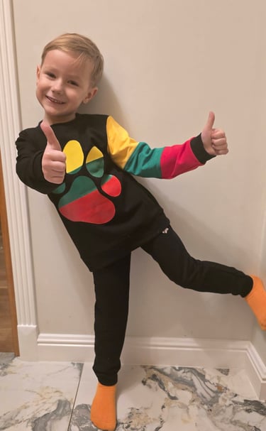 Berniukas su kostiumėliu lietuvos trispalvės spalvomis