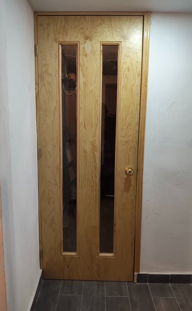 puerta de madera con cristales