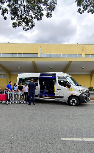 Van estacionada na frente do aeroporto de congonhas para buscas passageiros