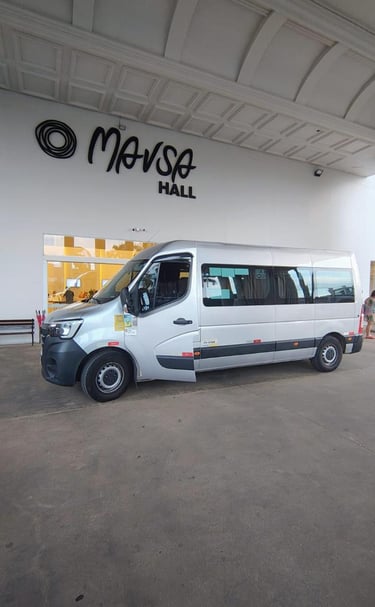 Van estacionada na frente do Mavsa Hall em Cesário Lange na Cidade de São Paulo