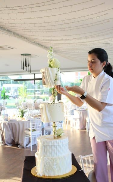 Montaje profesional de tarta de boda en el lugar del evento en Madrid