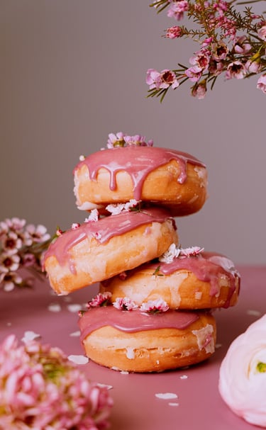 Donuts artesanales glaseados para mesas dulces y eventos
