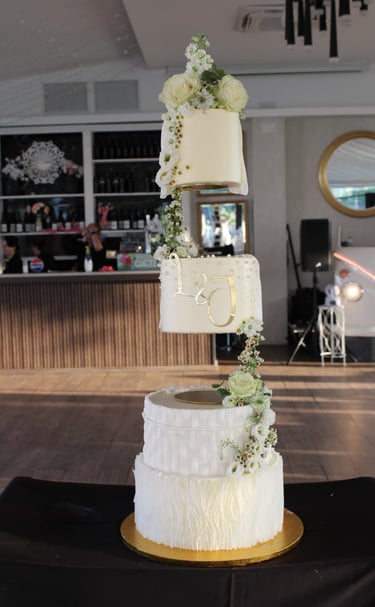Tarta de boda colgante personalizada con flores naturales, diseño exclusivo en Madrid