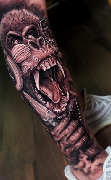 Tatuagem em realismo preto e branco com expressão animal intensa