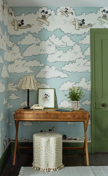 Papier peint de Mickey dans un avion volant au milieu des nuages