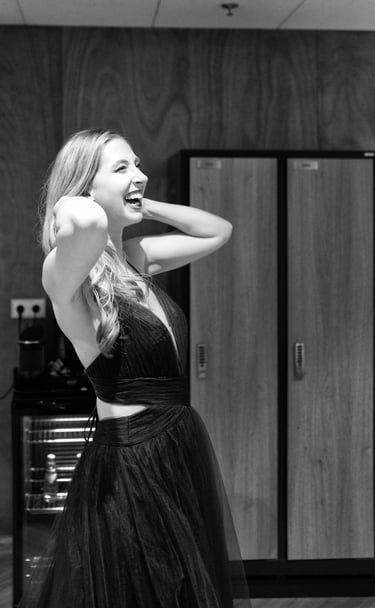Soprano Elisabeth Hetherington backstage in TivoliVredenbrug Utrecht photo by Peter Tra