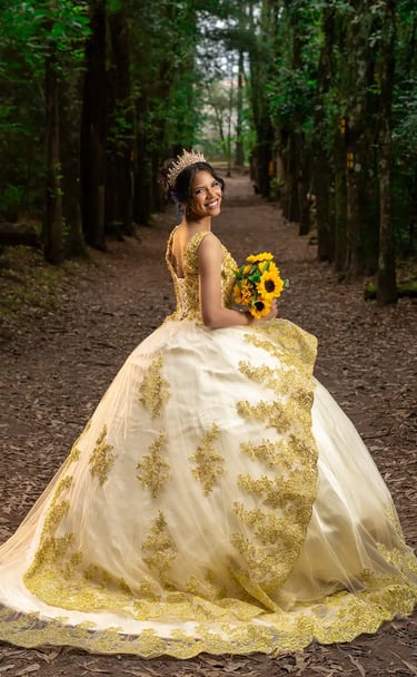 Retrato editorial de quinceañera en bosque de Quito con vestido dorado. Iluminación cinematográfica premium