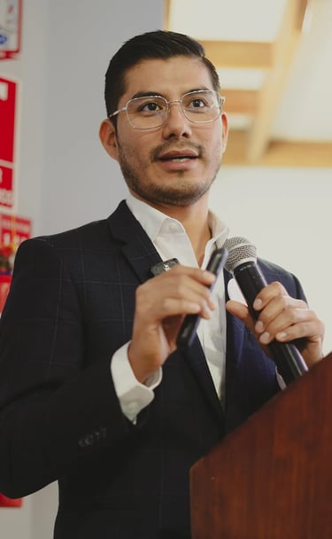 Doctor dando una ponencia sobre un tema de cirujía bariátrica de manga monopuerto en el IESS Quito Ecuador