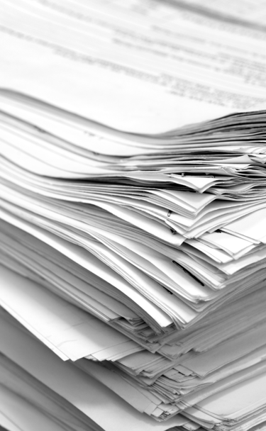 une pile de papiers avec une pile de papiers