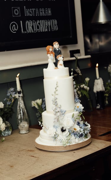 Flash photography of a wedding cake 
