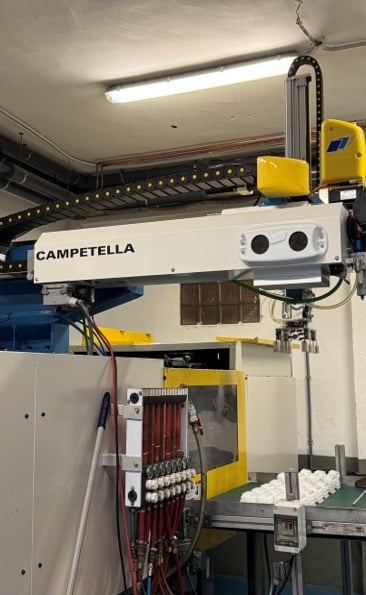 Robot y maquina de inyección