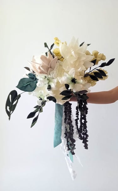 ramo de novia delicado con flores pequeñas