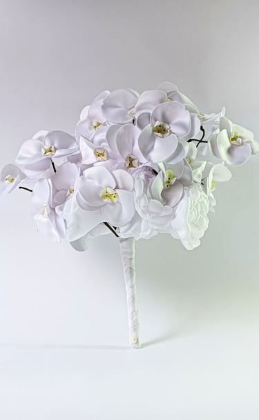 ramo de novia elegante blanco con orquídeass