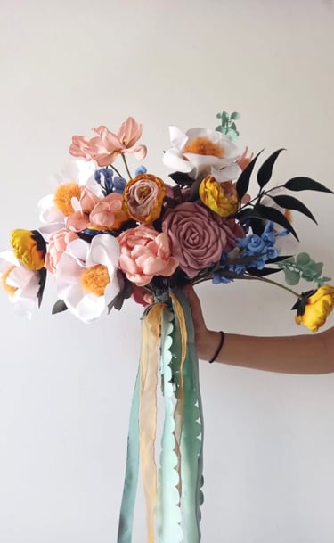 ramo de novia elegante con volumen y flores abundantes