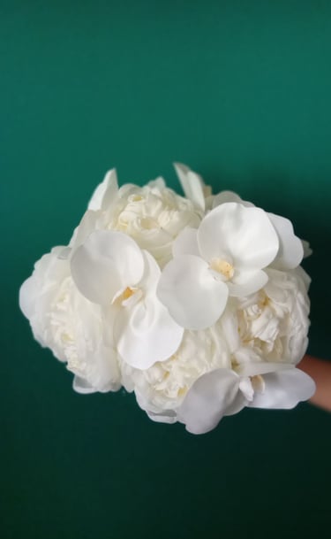 ramo de novia elegante ligero con pocas flores