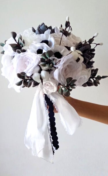 ramo de novia elegante con rosas blancas estilo romántico